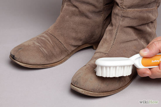 Làm sạch bề mặt giày da lộn (Hình: WikiHow)
