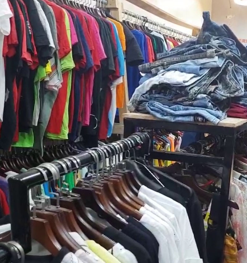 Các mặt hàng thời trang như váy, đầm, quần áo rất đa dạng tại Tổng kho hàng thùng Campuchia này